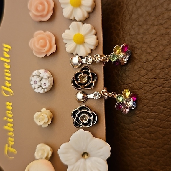 Vintage Rose Daisy Tropical Flower Earrings - Picture 3 of 5